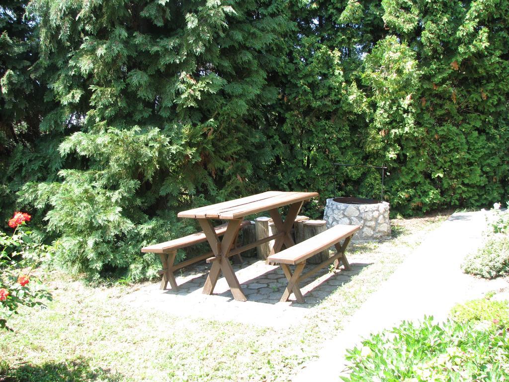 Otto Nyaralo Villa Révfülöp Buitenkant foto